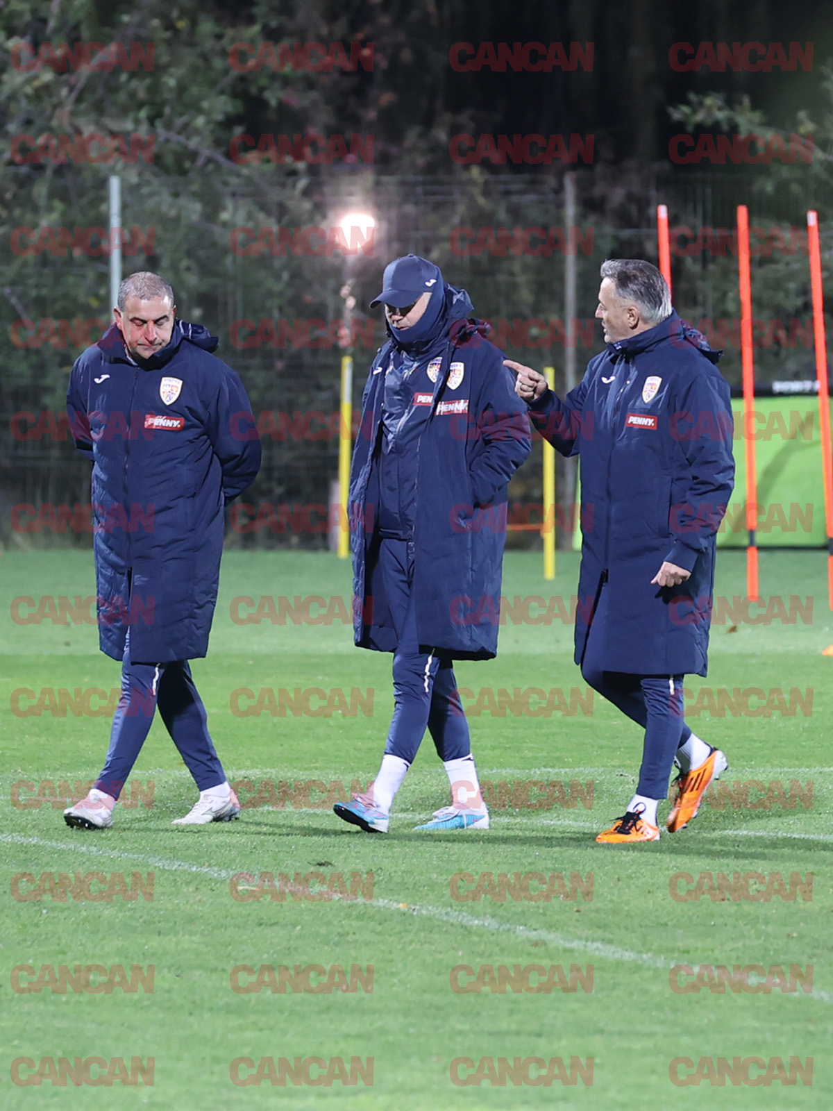 Edward Iordănescu (mijloc), alături de colaboratorii săi