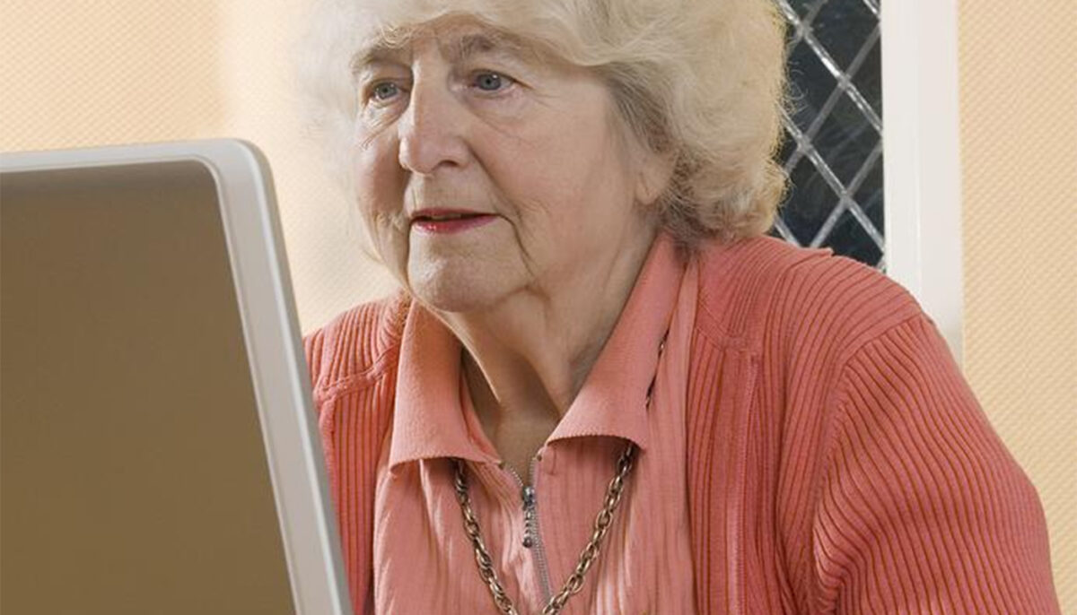 Câți bani i-a trimis o pensionară de 75 de ani, unui tânăr cu care s-a „cuplat” pe Facebook
