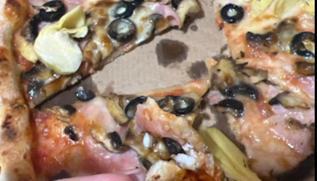 Scandalos! Ce a găsit o clientă, într-o pizza comandată într-un restaurant din Cluj-Napoca