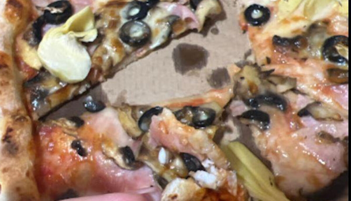 Scandalos! Ce a găsit o clientă, într-o pizza comandată într-un restaurant din Cluj-Napoca