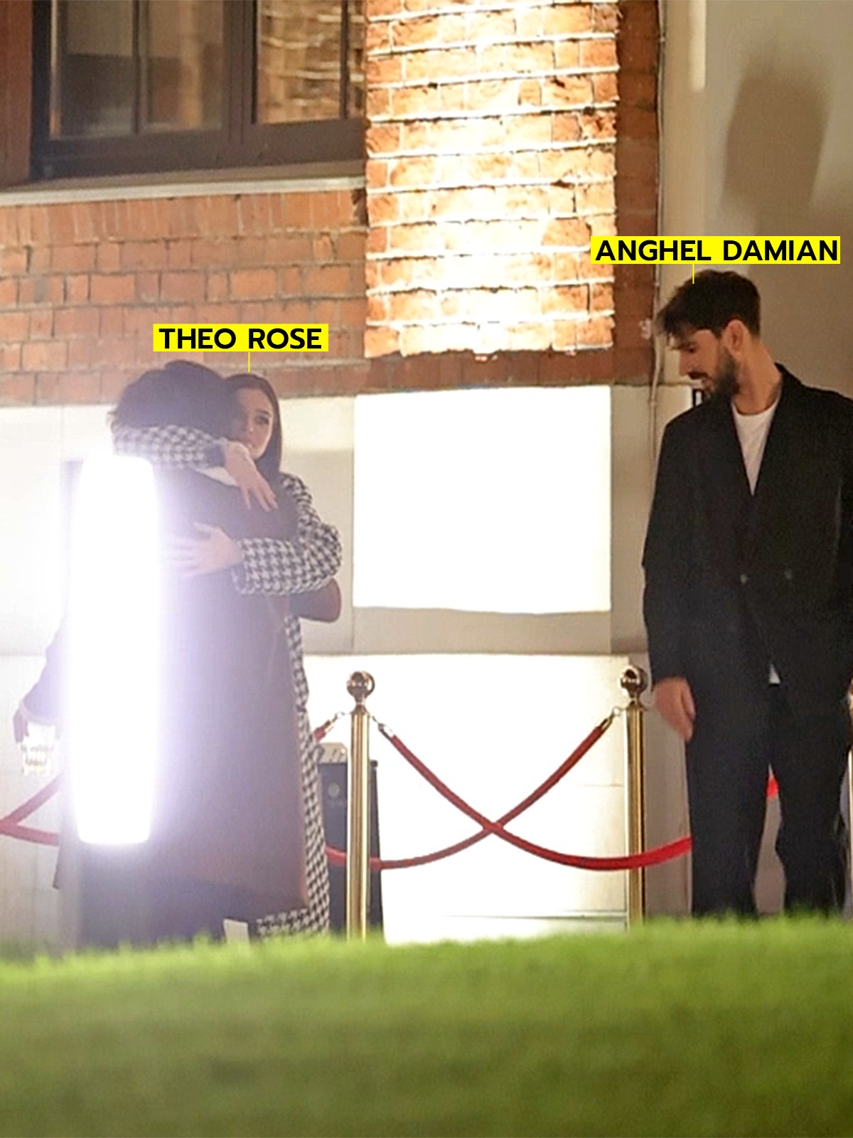 Theo Rose îi ia la revedere de la o amică, sub privirile lui Anghel Damian