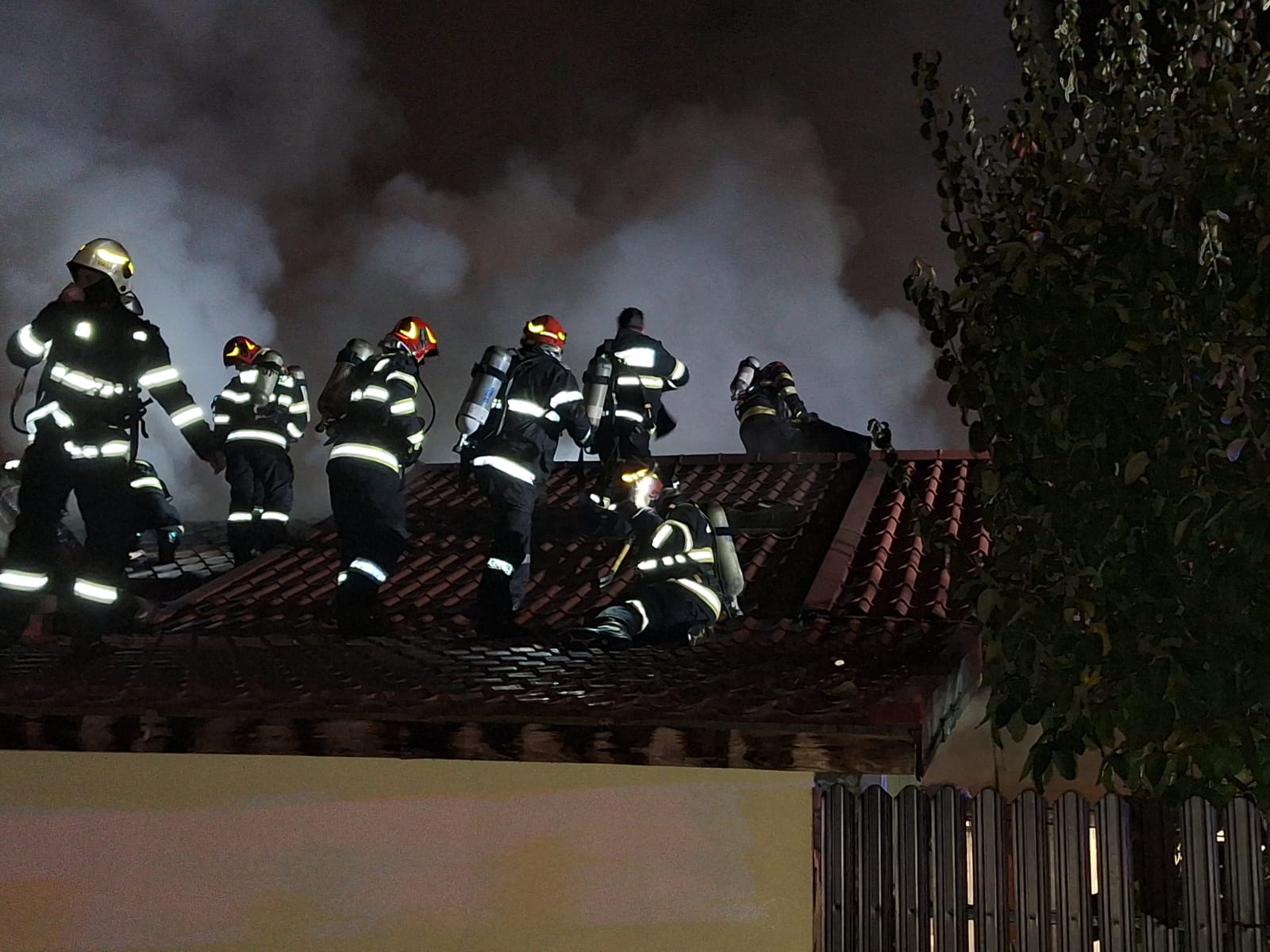 Incendiu în sectorul 5 al Bucureștiului. Patru case au fost cuprinse de flăcări