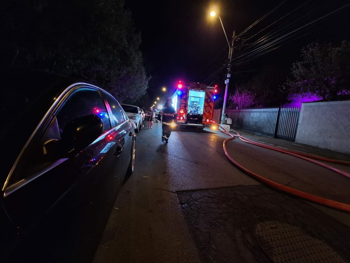 Incendiu în sectorul 5 al Bucureștiului. Patru case au fost cuprinse de flăcări