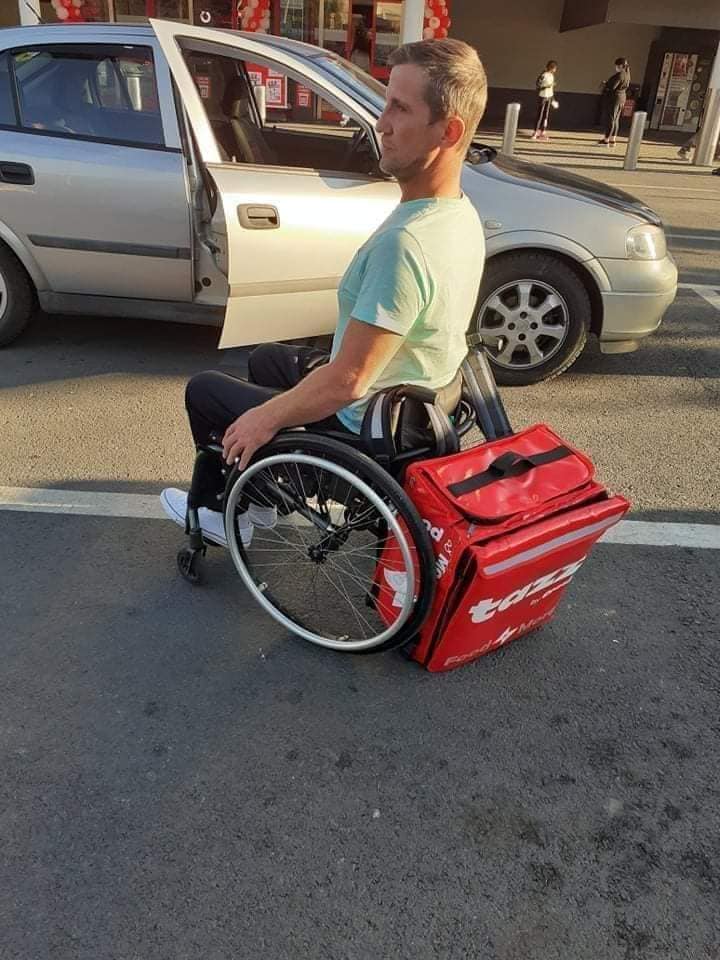 Marius, livratorul în scaun cu rotile a rămas șomer. Apel disperat al bărbatului pentru un nou loc de muncă