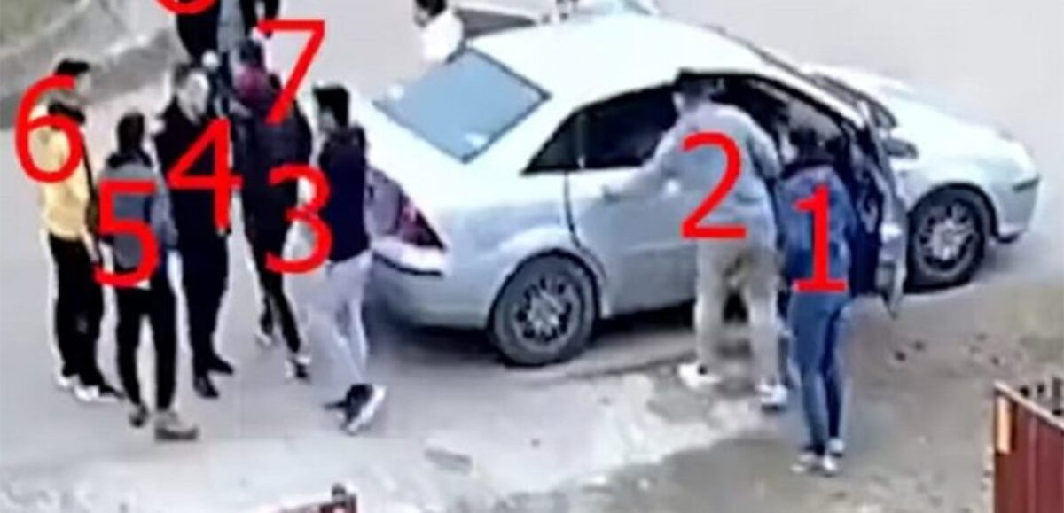 Câți oameni au ieșit din acest Ford Focus din Bacău. Imaginile au devenit virale!