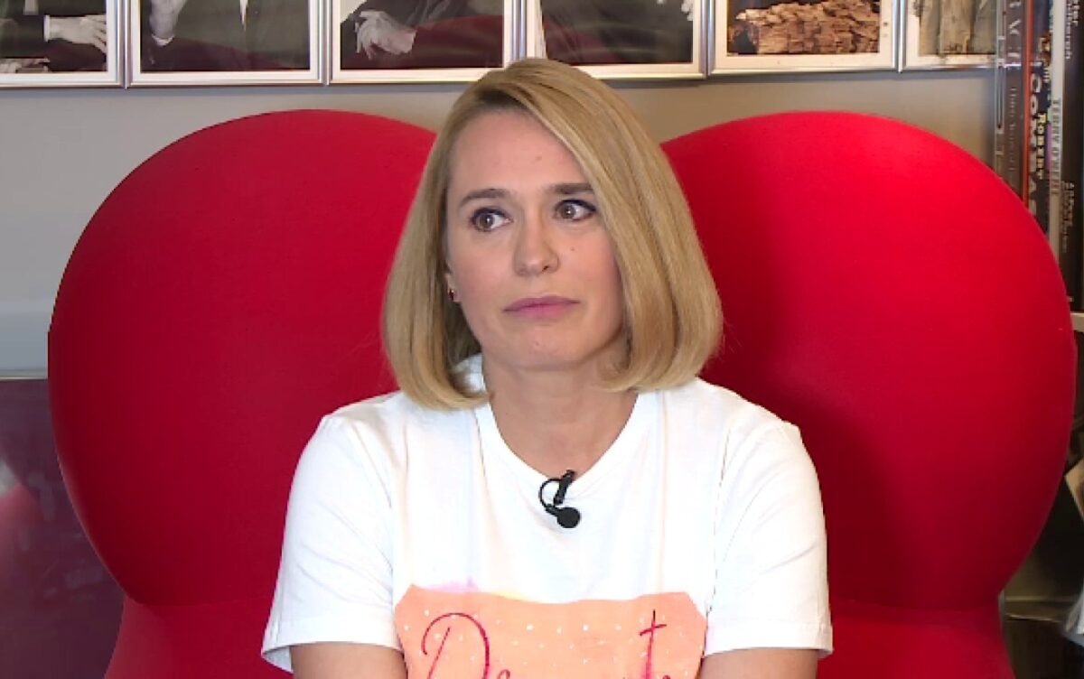 Imagine Stire Cum s-a făcut de râs Andreea Esca în Franța. O minciună a salvat-o în fața părinților lui Alexandre Eram | 2review.ro