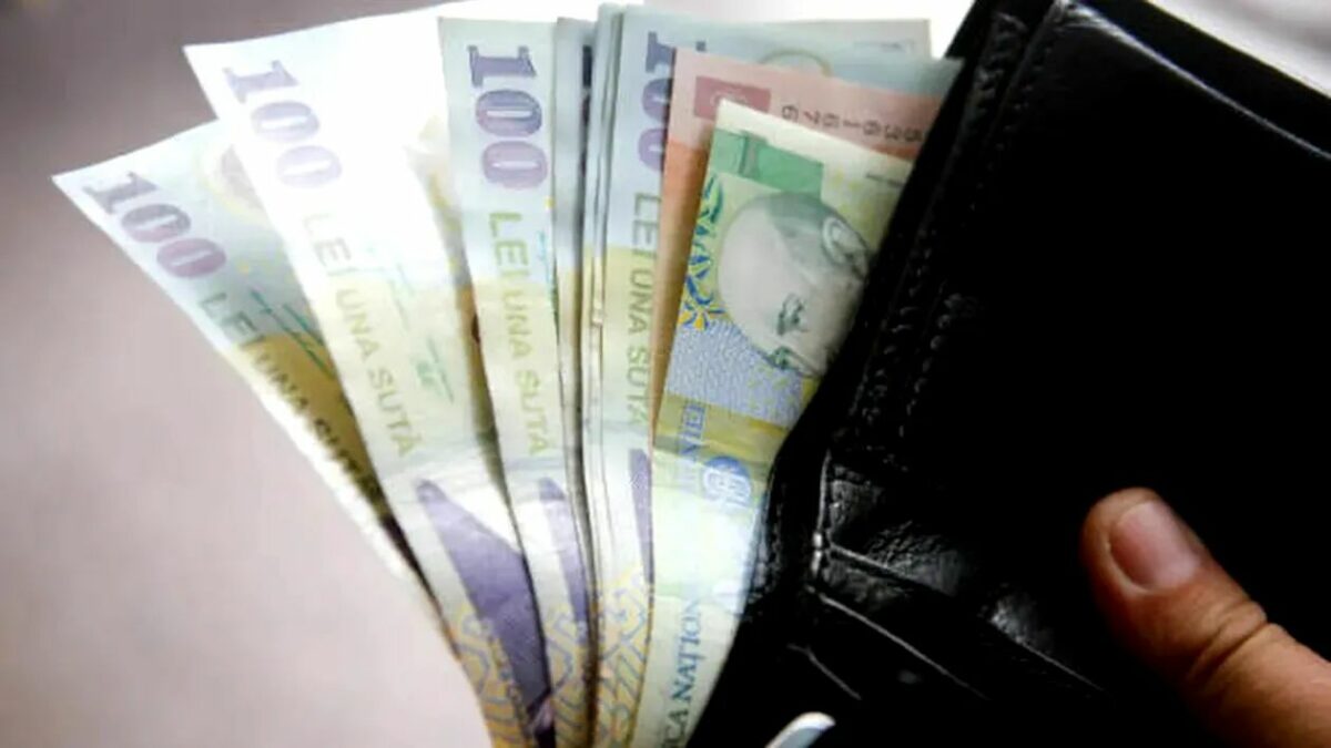 Imagine Stire Pensionarii trebuie să verifice talonul de pensie. Semnul care arată dacă pot primi ajutorul de 1.000 de lei | 2review.ro