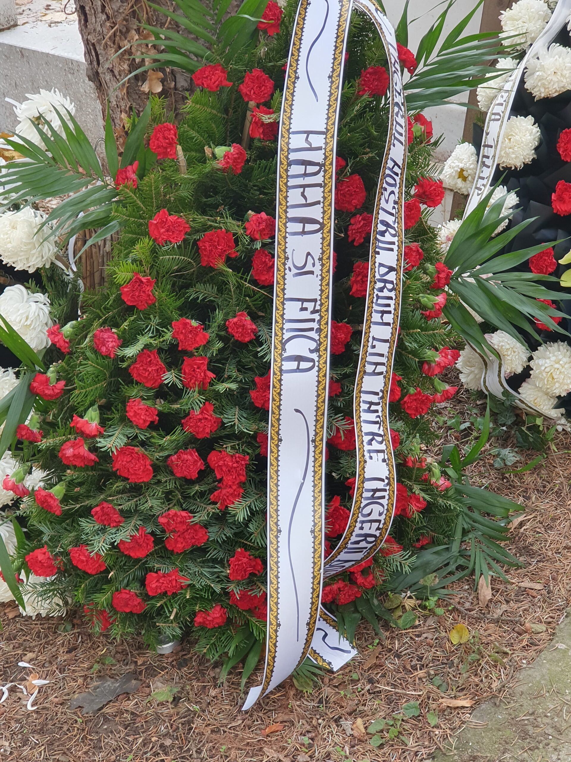 Coroana depusă la mormântul Ronei Hartner / Foto: CANCAN