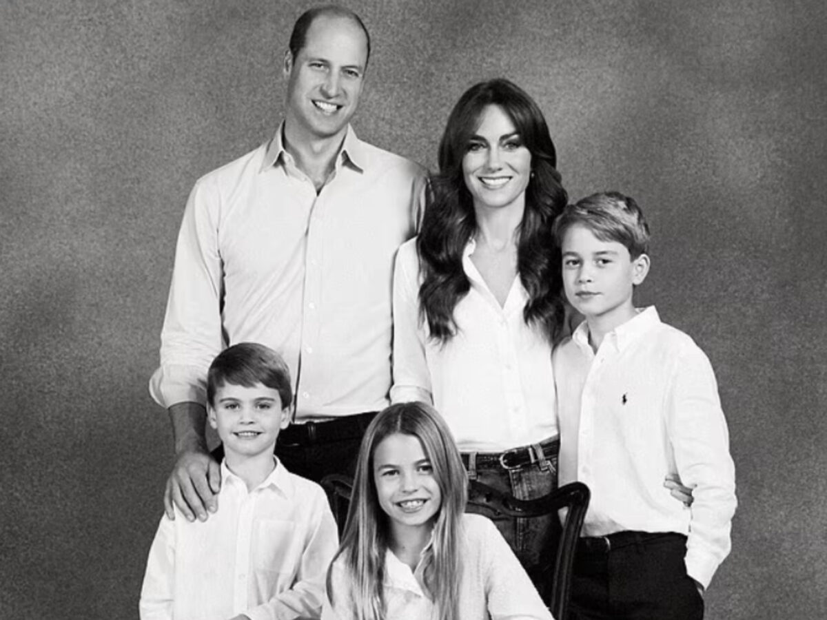 Imagine Stire Gafă uriașă la Casa Regală Britanică. L-au lăsat pe micul prinț fără un deget chiar în poza de Crăciun | 2review.ro