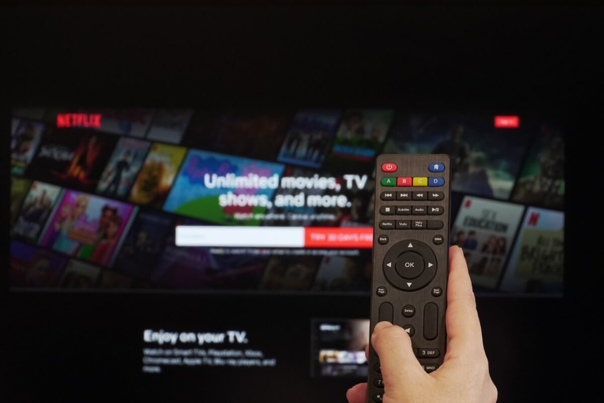 Serialul-fenomen de pe NETFLIX care a ajuns numărul 1 în trending, la doar o zi de la lansare. Are doar 6 episoade, dar te ține lipit de ecran
