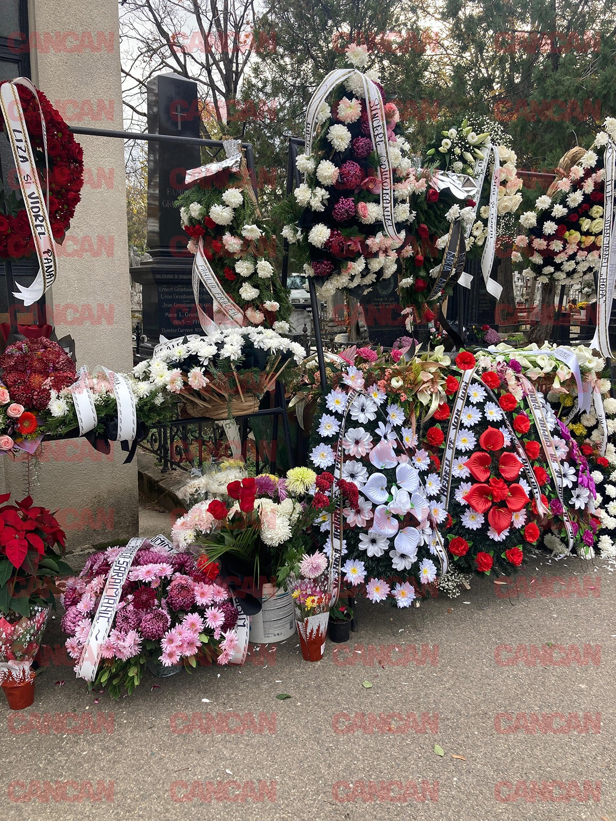 Zeci de coroane au fost aduse la sicriul Ronei Hartner, înmormântată la cimitirul Bellu Catolic (Foto: CANCAN.RO)