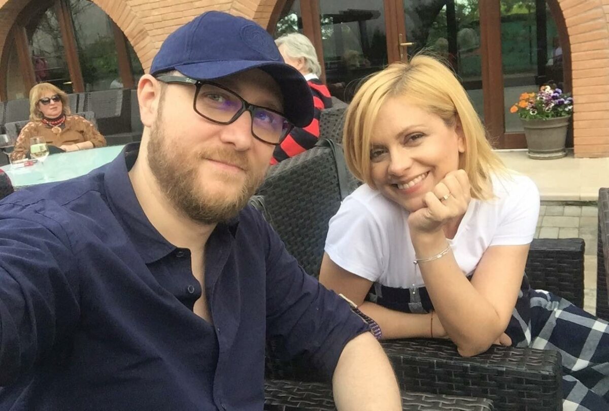 Imagine Stire S-a rupt lanțul de iubire în familia Simonei Gherghe, de la Antena 1? Prezentatoarea a recunoscut că a trecut prin momente grele cu soțul său | 2review.ro