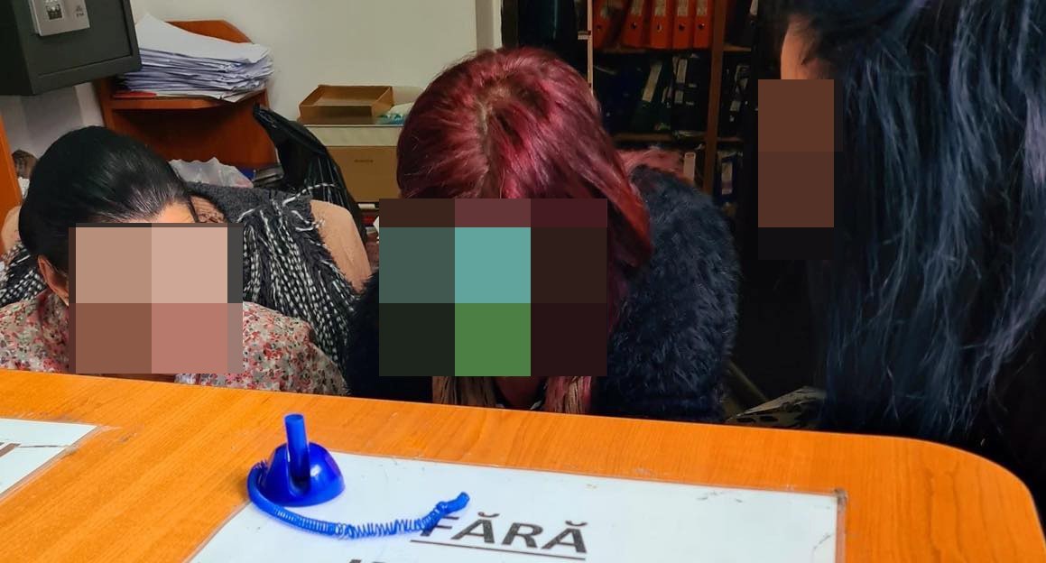 Mesajul ireal care tronează pe biroul administrativ al cimitirului Viișoara din Ploiești. Este imposibil de ratat. „Fără…”