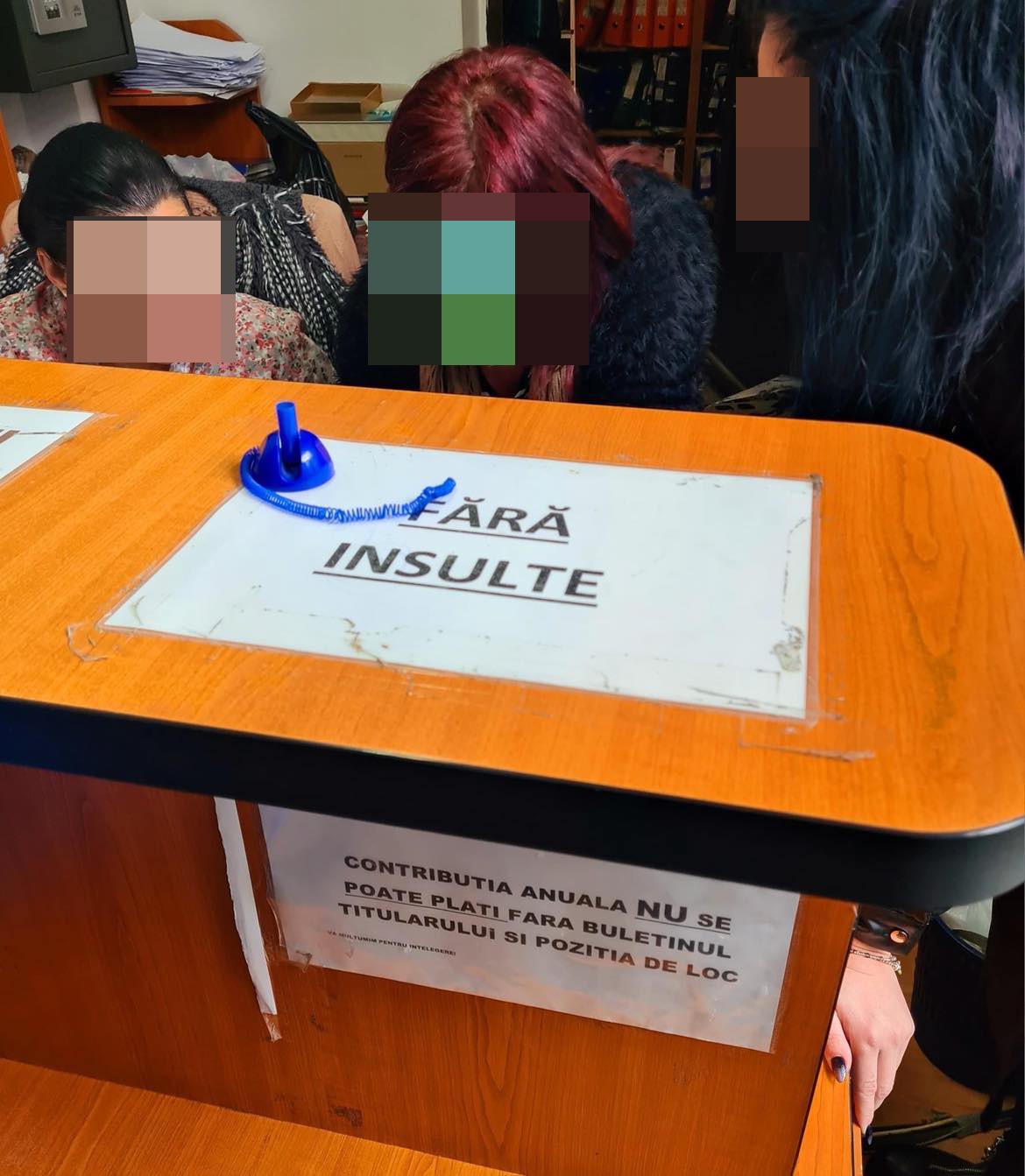 Mesajul ireal care tronează pe biroul administrativ al cimitirului Viișoara din Ploiești. Este imposibil de ratat. „Fără...”