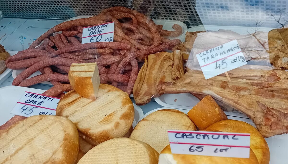 Cu câți lei se vinde 1 kg de cârnați, la Târgul de Crăciun din curtea Ministerului Agriculturii
