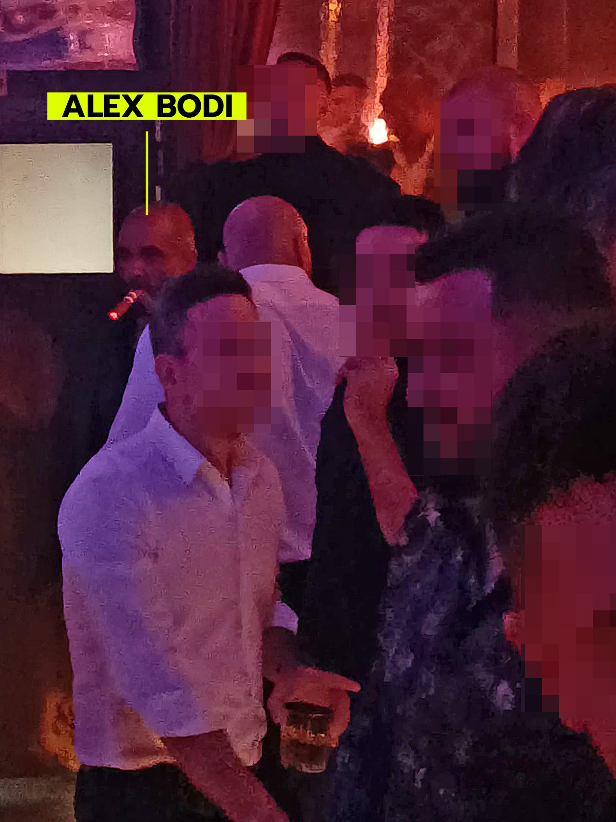 Alex Bodi se uită pierdut în zare, cu trabucul în gură