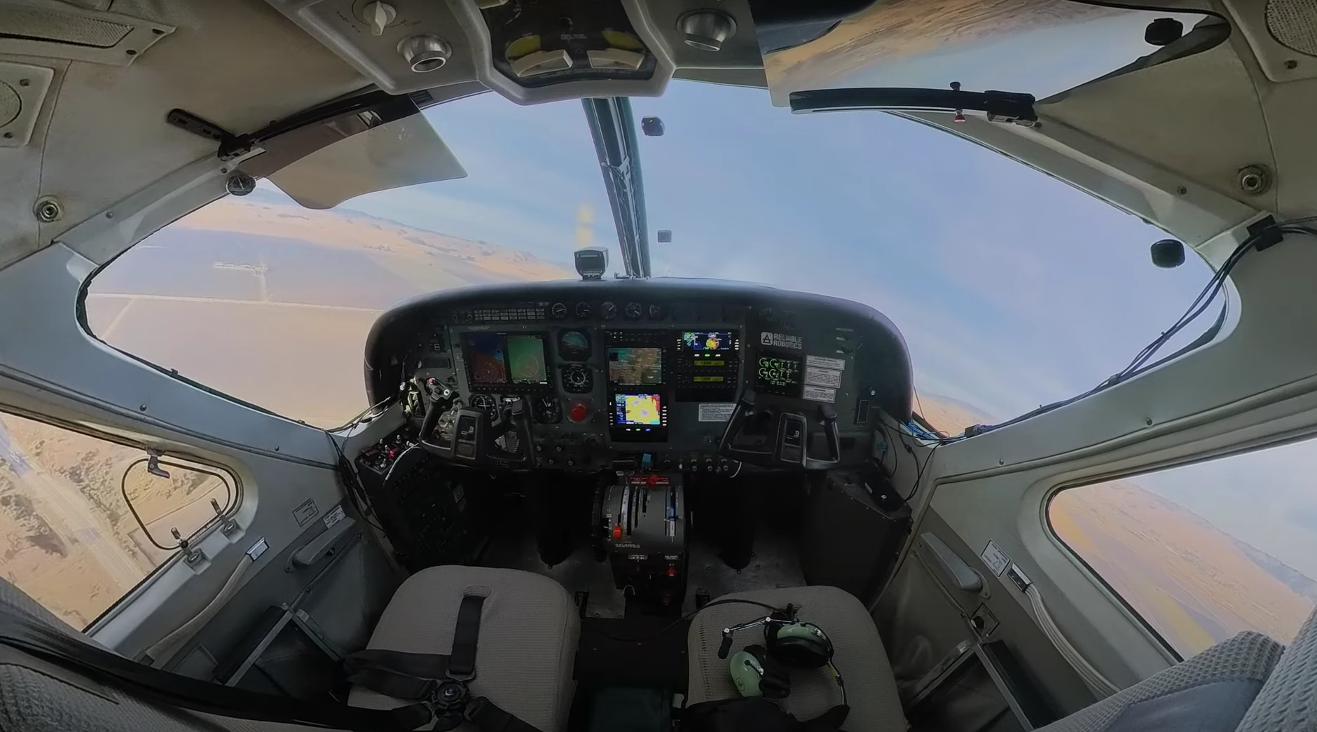 avion fara pilot de la distanta