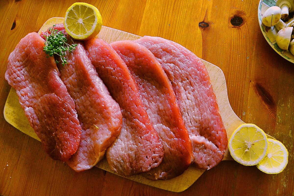 Nu mai pune carnea de porc lângă aceste alimente, în frigider! Riscul este maxim, spune un doctor celebru