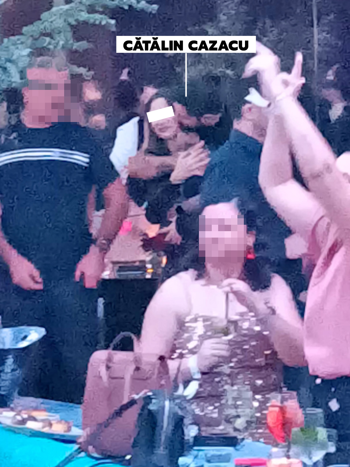 Cătălin Cazacu o ține în brațe pe tânără