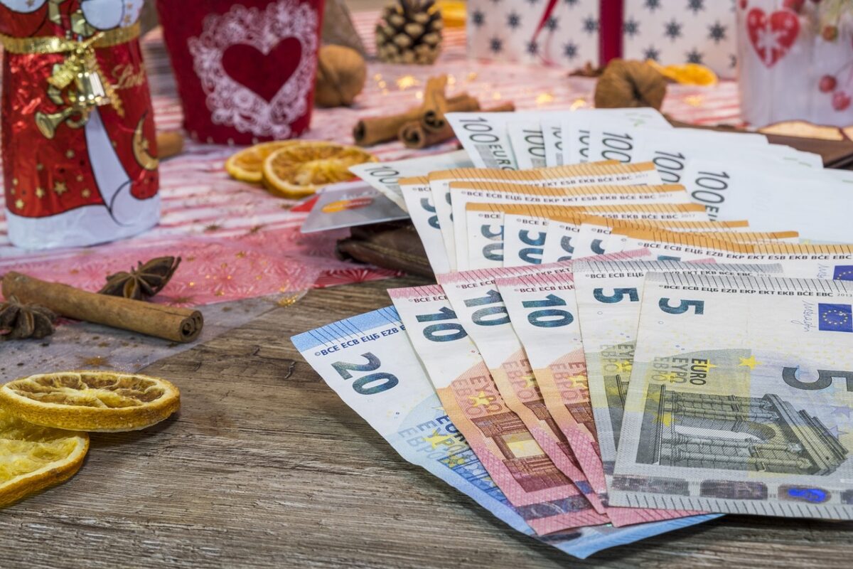 3 cadouri pe care le oferă de Crăciun miliardarii lumii. Pianele au revenit la modă