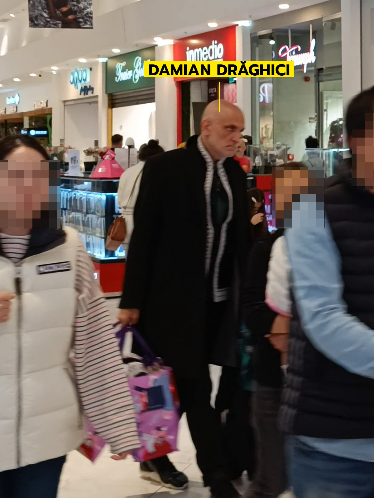 Încărcat cu cumpărături, Damian Drăghici se deplasează cu greutate
