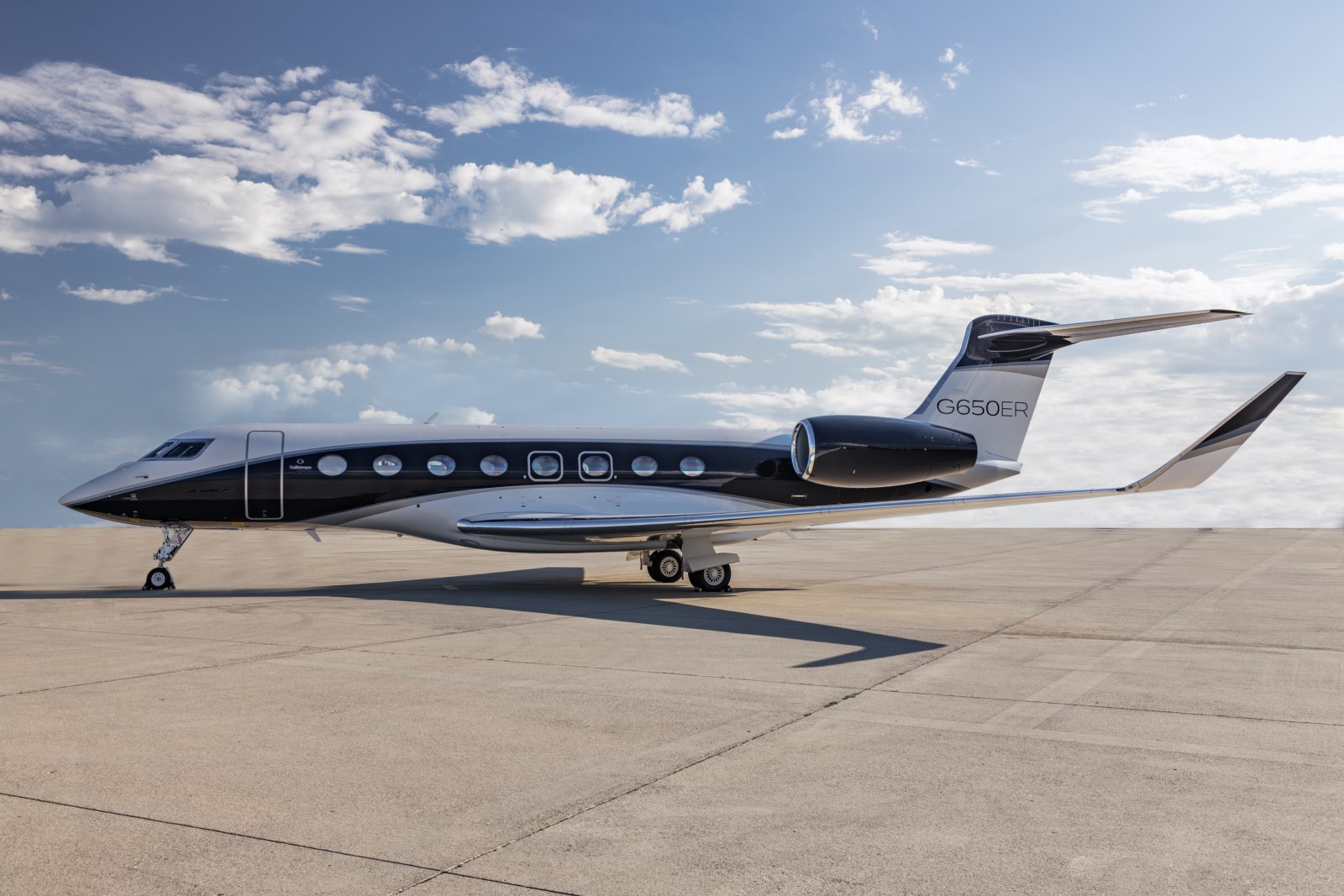 Daniel Dines și-a înnebunit amanta cu un avion de 70 milioane de dolari (foto: aviapages.com/aircraft/lx-ice/)