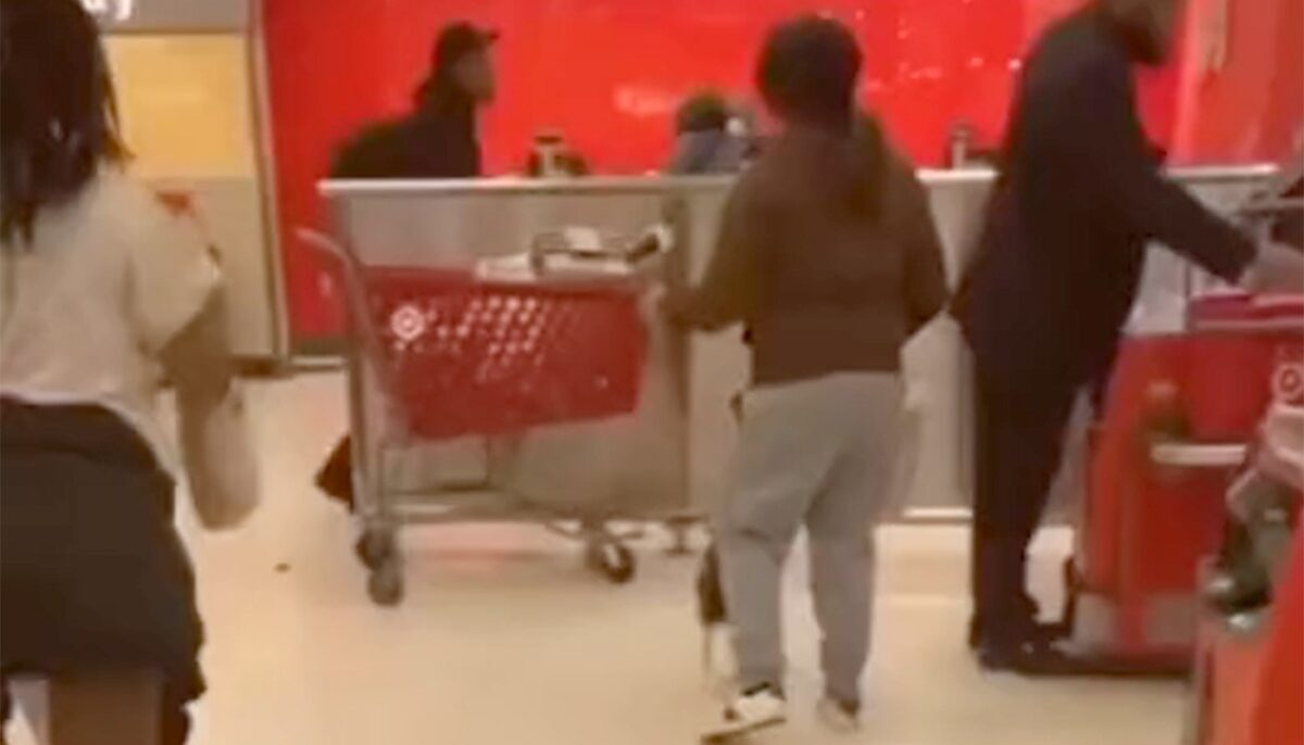„Asta e sora Iuliei Albu?” Cu ce animal de companie a ieșit la plimbare această femeie din Iași, în supermarket