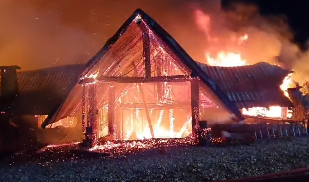 Arde Ferma Dacilor! Incendiu de proporții la pensiunea din Prahova, 8 persoane sunt date dispărute