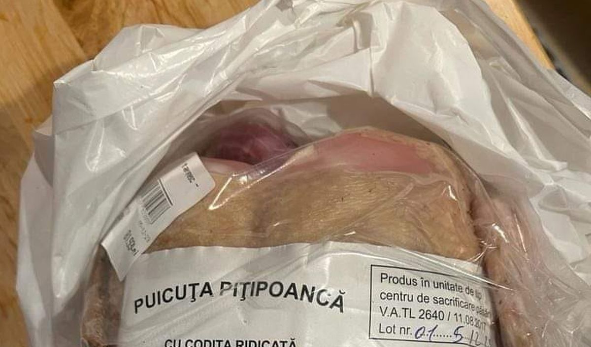 Aluzii erotice pe eticheta carcaselor de pui vândute în anumite supermarketuri: „Codița ridicată, pieptul cam bombat”