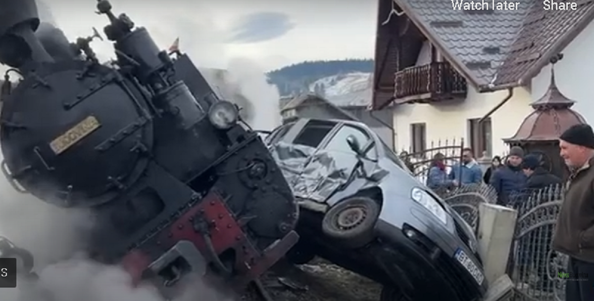 ULTIMA ORĂ! S-a răsturnat Mocăniţa, după un impact violent cu o maşină. Şoferul a intrat direct în locomotivă