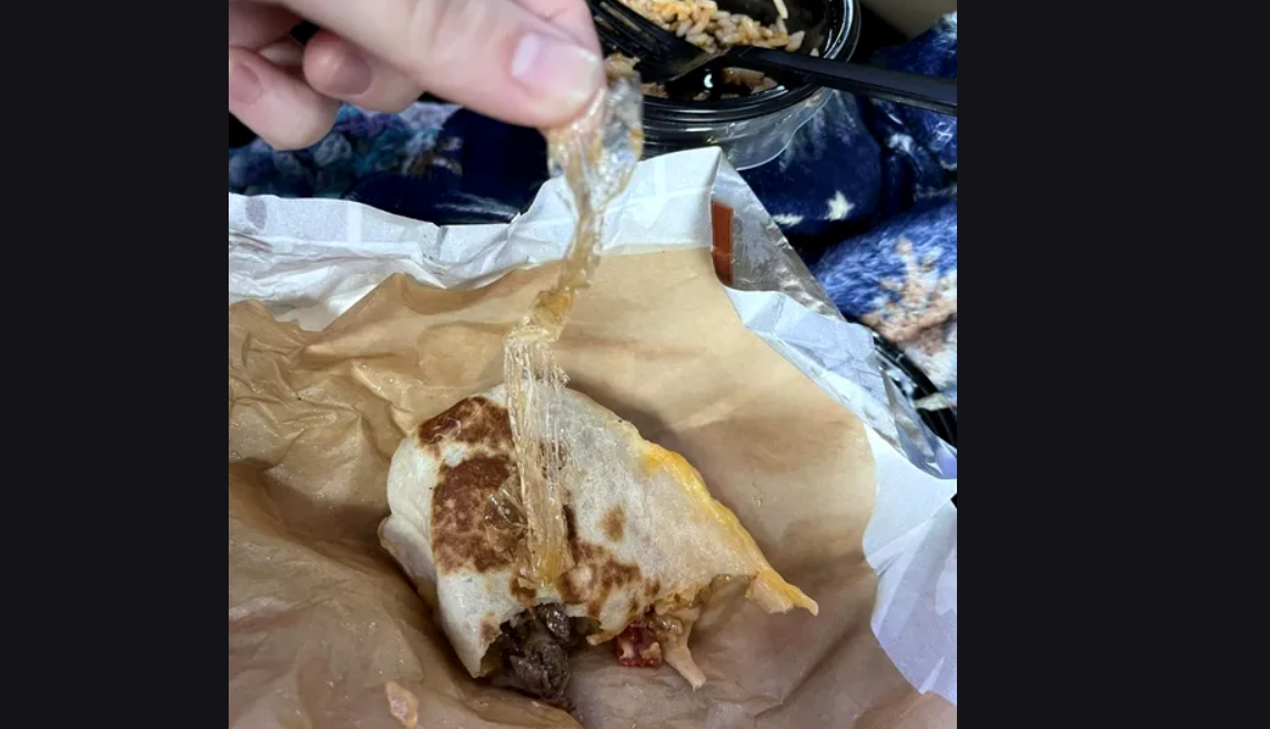 Și-a comandat un burrito în Cluj și a trăit un șoc! Ce a găsit în el: “Era să mănânc otrava”