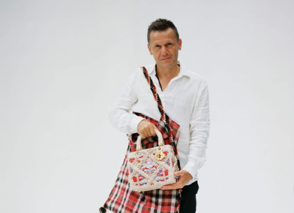 Imagine Stire Proverbul românesc inscripționat pe ultima geantă de lux fabricată de Dior. Modelul e un tribut adus prințesei Diana | 2review.ro