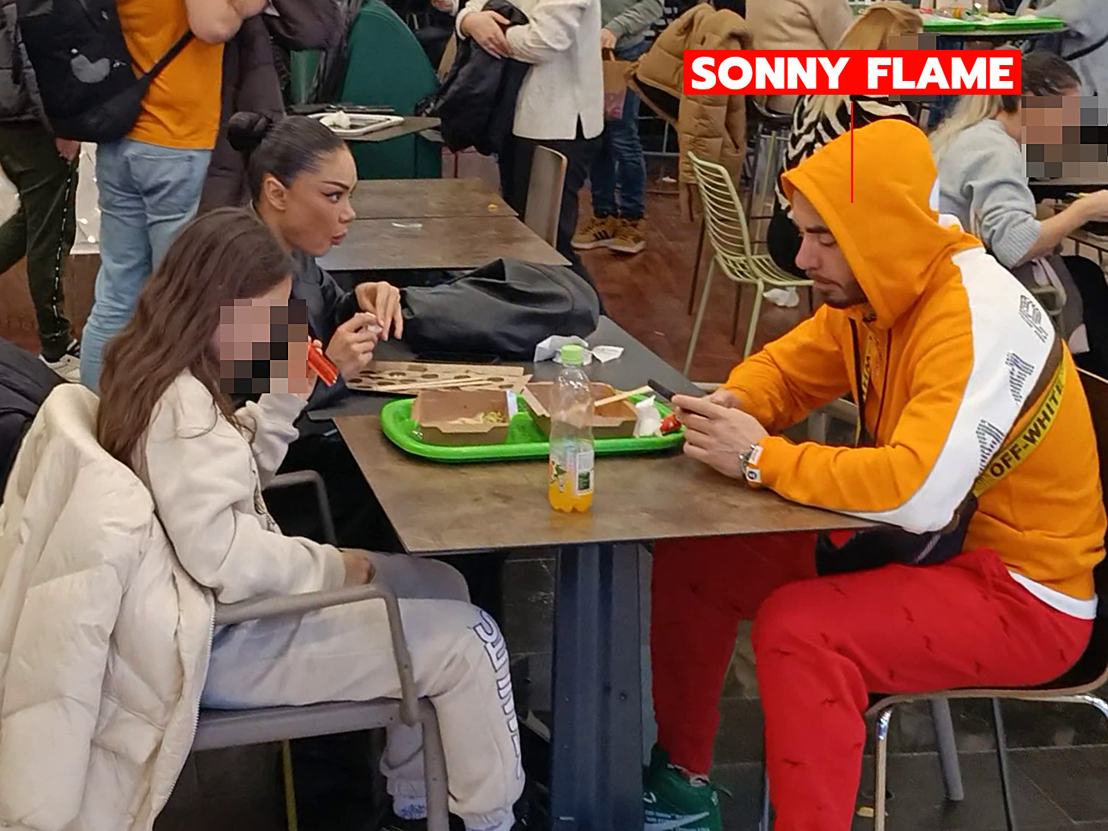 Sonny Flame își verifică telefonul, în timp ce Lena privește în gol