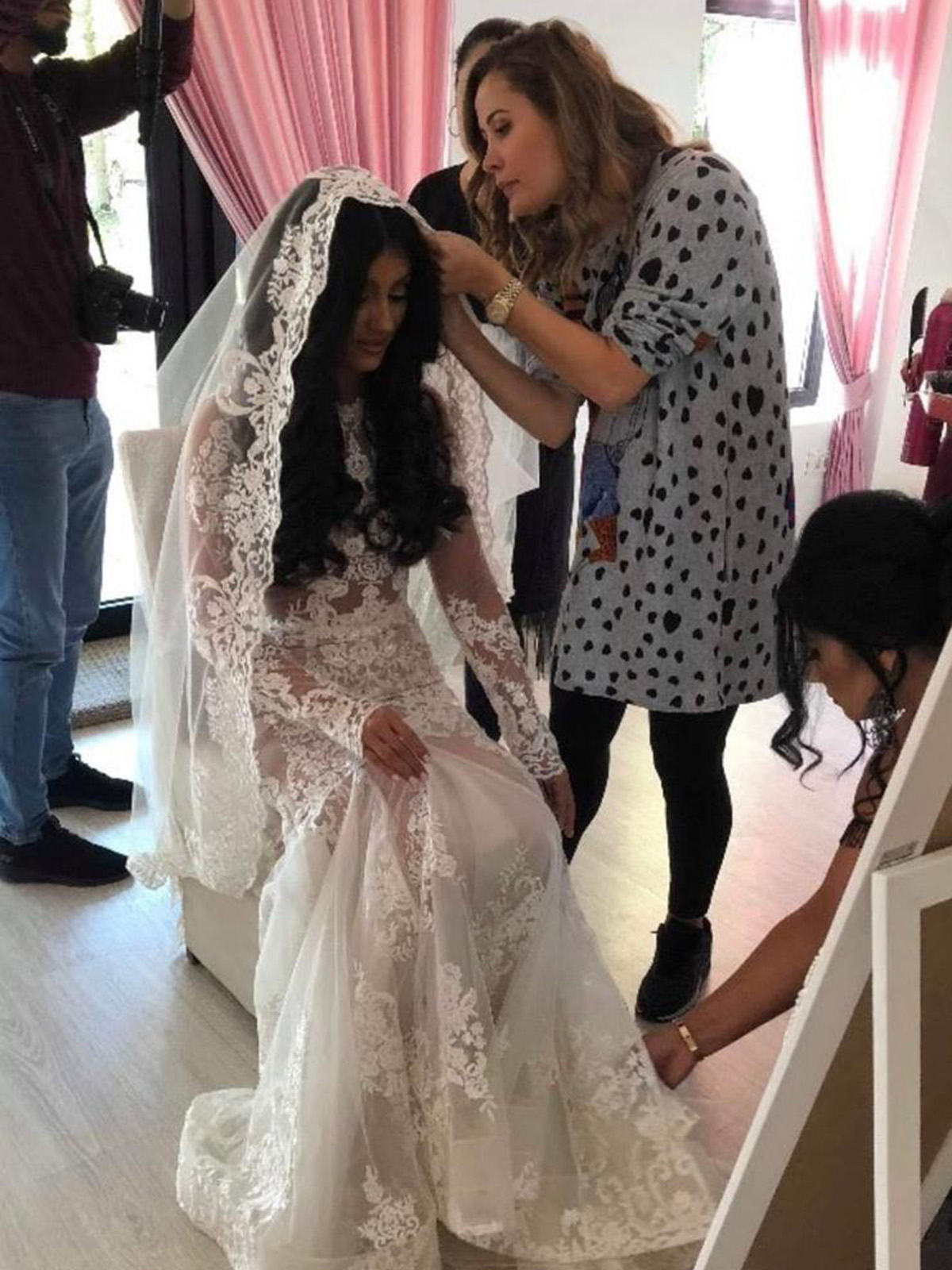 Simona Zaharia a dat 6.000 de euro pe rochia de mireasă pe care spera să o vândă prin magazinul Biancăi Rusu