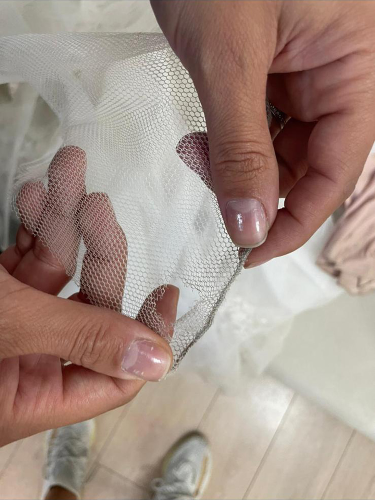 Simona a primit rochia într-o stare de nedescris