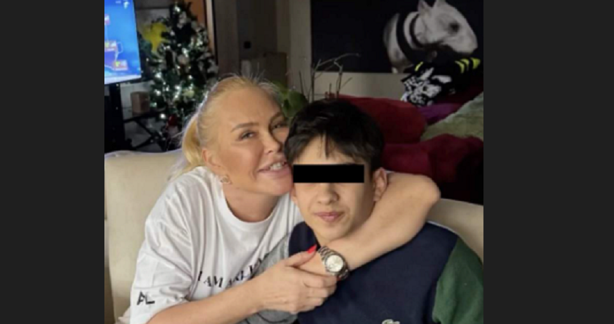 Imagine Stire Ce mare s-a făcut Edan, copilul pe care Vica Blochina l-a făcut cu Victor Pițurcă! Imagine rarisimă, de gât cu fosta balerină | 2review.ro