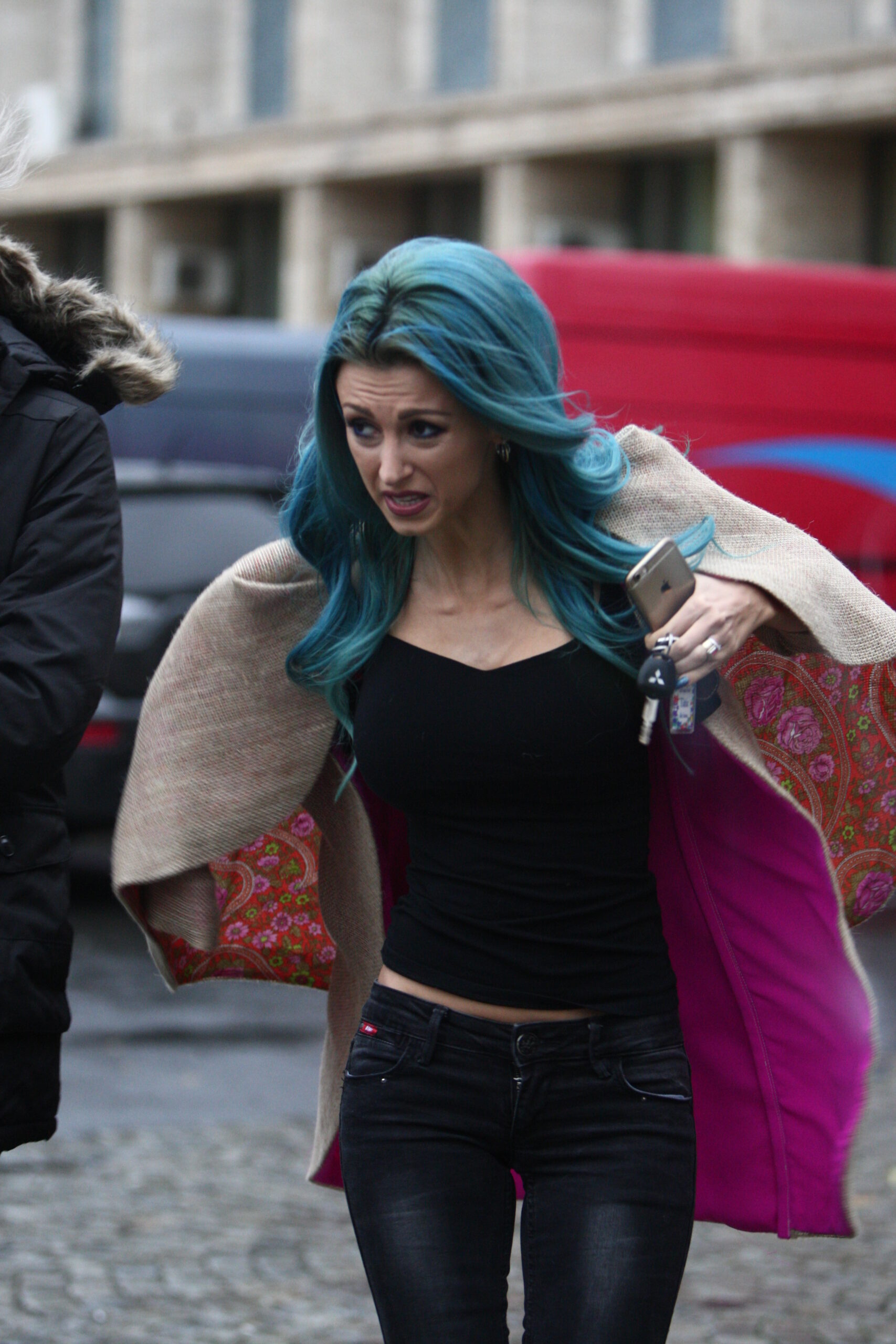 Andreea Bălan înfruntă ploaia cu demnitate