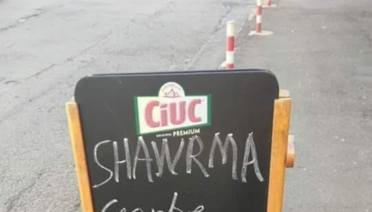 Anunțul devenit viral amplasat la intrarea unui resturant din Tulcea: „Shawrma, ceorbe, pui și..”