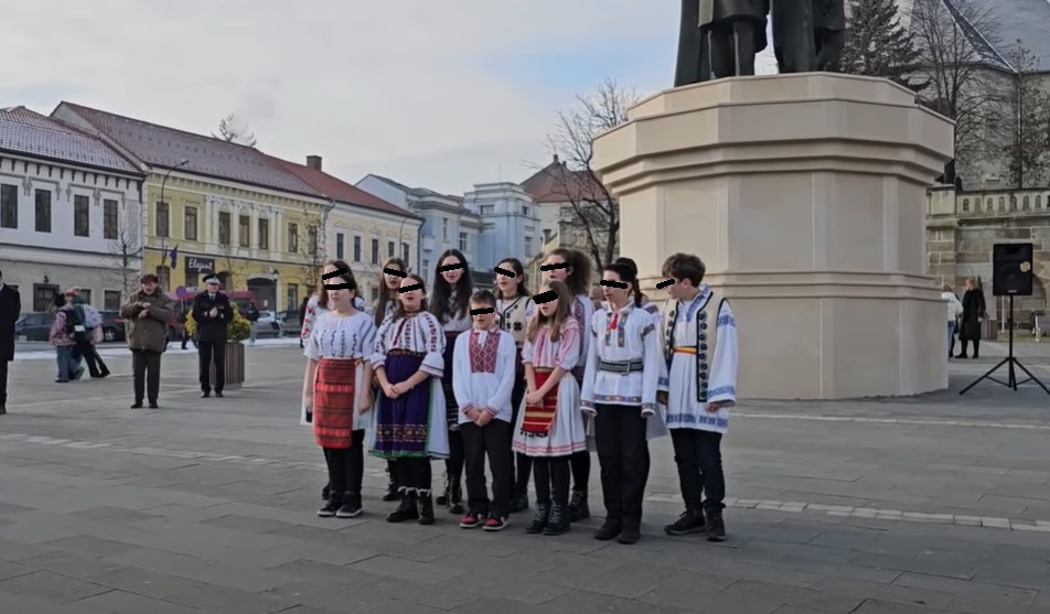 Copiii din Dej, îmbrăcați în costum național de ziua Unirii