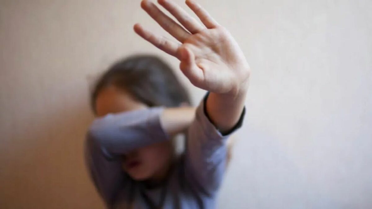 Vedeta din România care a fost abuzată ani de zile de unchiul ei: „Nu este ușor să nu te simți viu în viața ta”