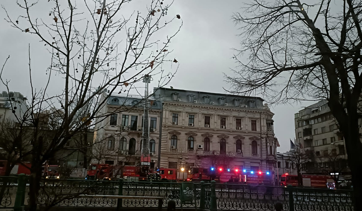 Incendiu la un hotel din centrul Capitalei! 20 de persoane au fost evacuate, după ce acoperișul a fost cuprins de flăcări