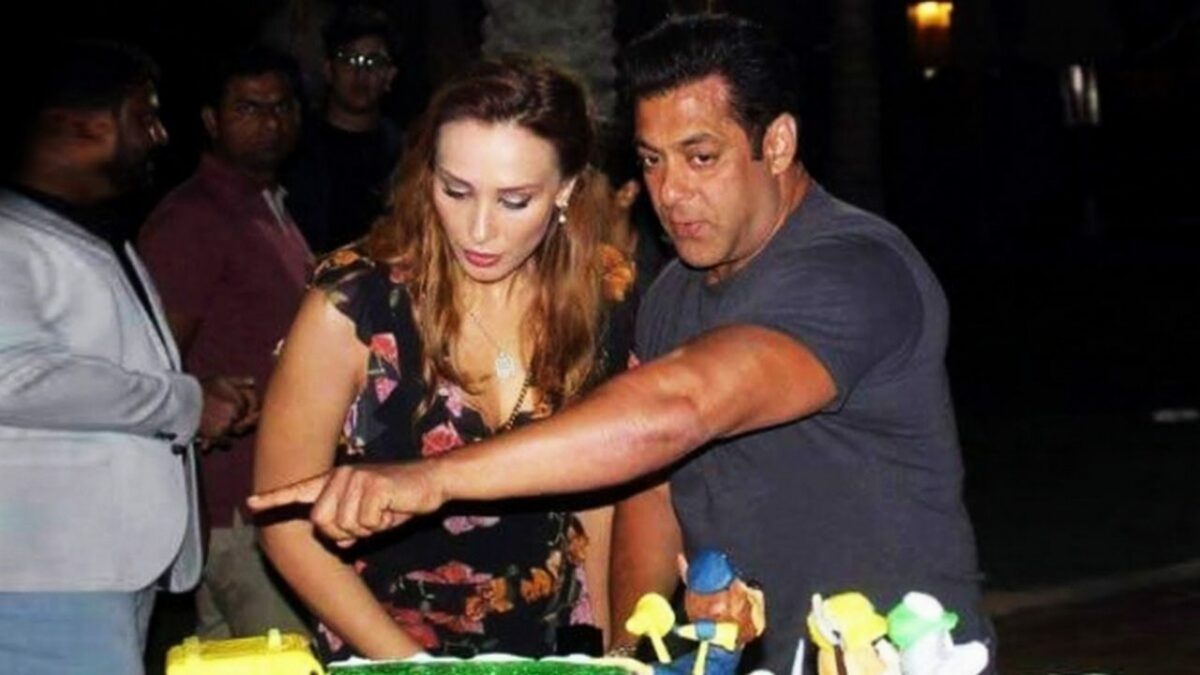 Imagine Stire Câți ani are, de fapt, Iulia Vântur și ce diferență de vârstă este între ea și Salman Khan, faimosul actor de la Bollywood | 2review.ro