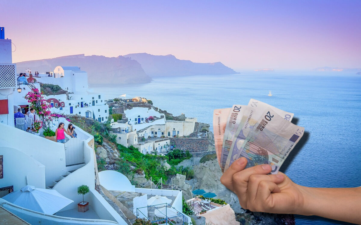 O nouă taxă pentru turiști, în 2024! Cât vor plăti în plus românii în concediul din Grecia, la check-in