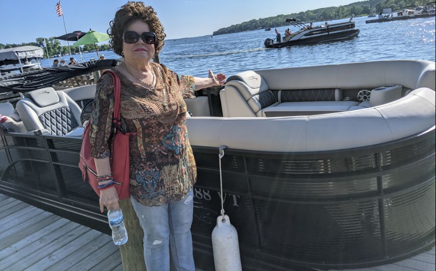 Interpreta va pleca în America la iubitul ei și la fiica sa