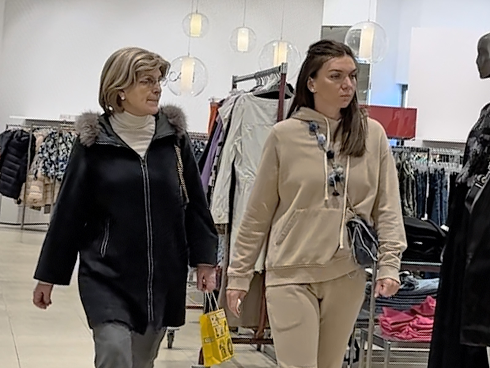 Simona Halep, alături de mama ei, la plimbare prin mall