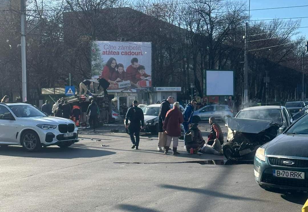 Accident teribil în sectorul 6 din București. În urma impactului, salvarea s-a răsturnat