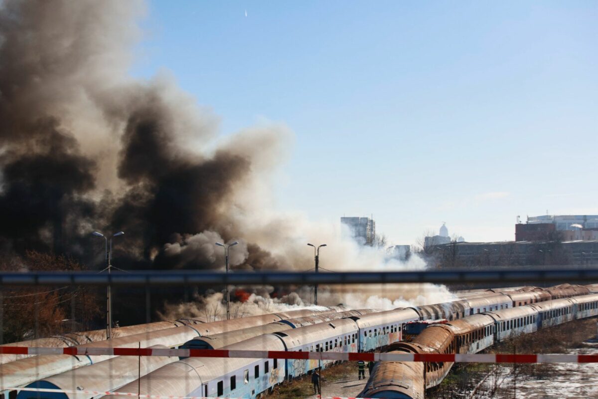 Incendiu masiv în stația București-Basarab. S-a emis avertizare Ro-Alert. Au luat foc mai multe vagoane dezafectate