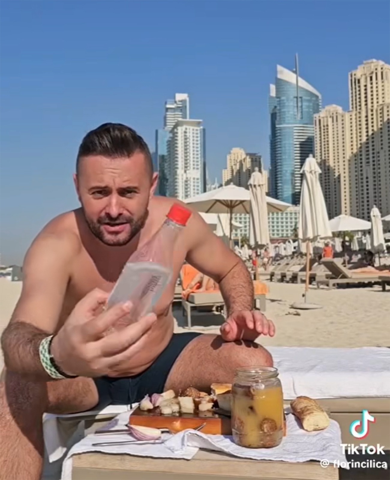 Ce s-a întâmplat după ce acești doi români au mâncat slănină și au băut pălincă, pe o plajă din Dubai