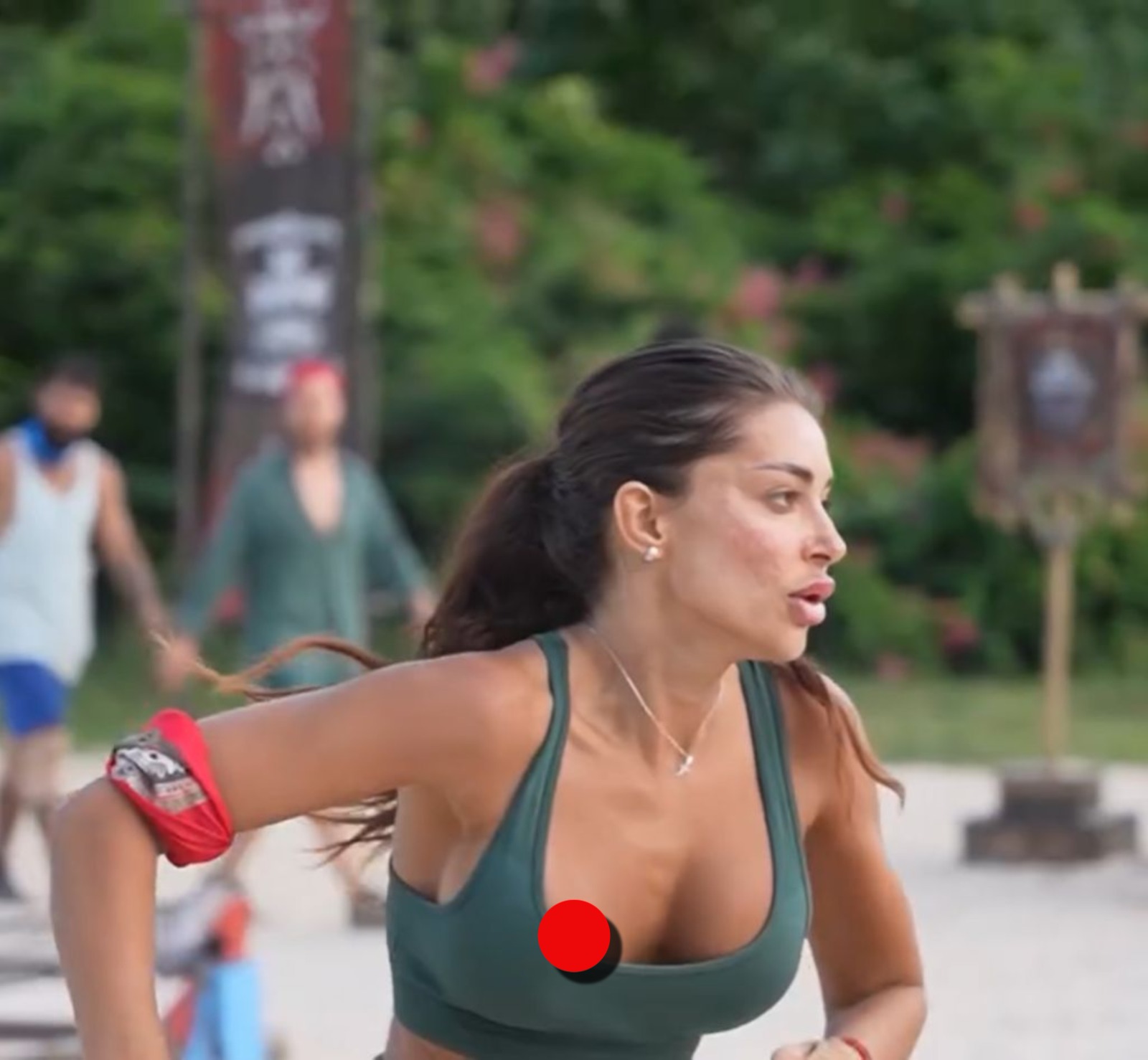 Elenei Ionescu i-au ieşit sânii la Survivor România