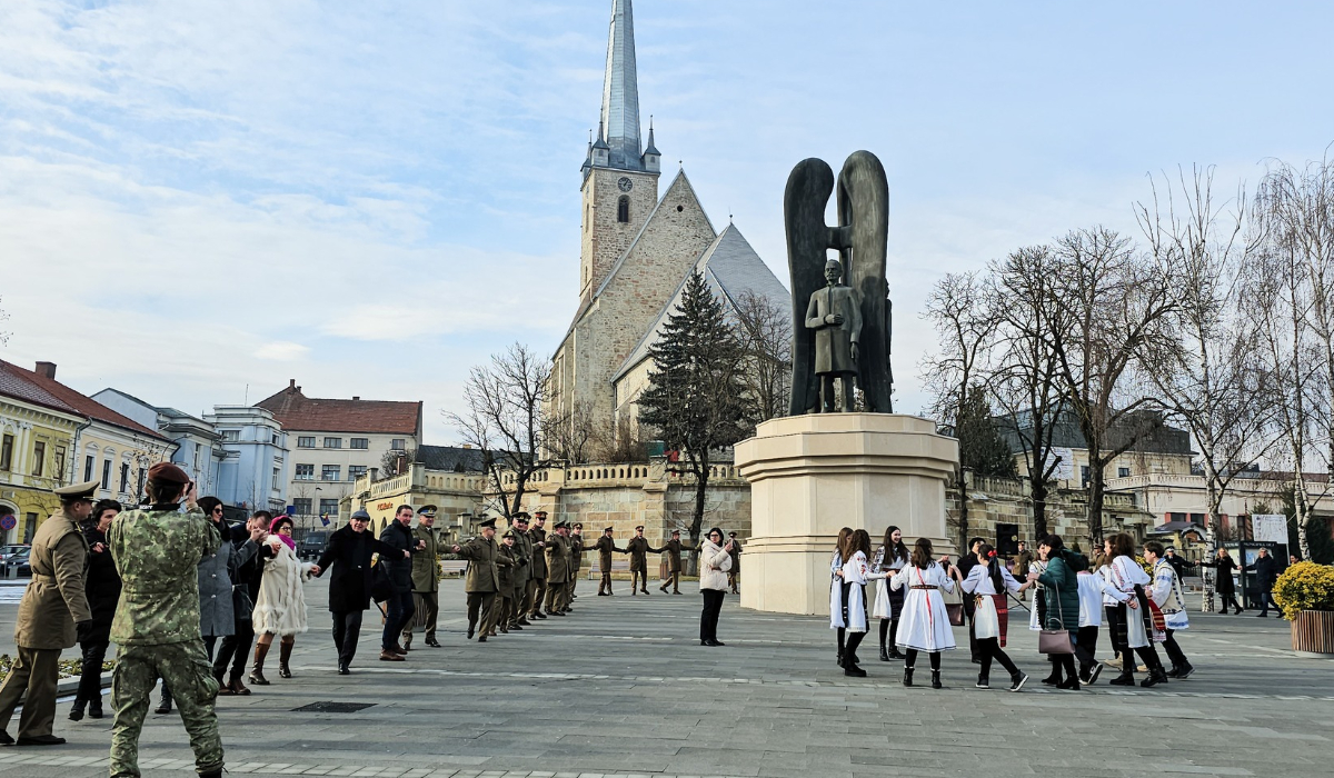 Elevi în costume populare, ținuți în frig la Dej de Mica Unire. Au fost puși să cânte și să facă poze cu aleșii locali, care erau bine îmbrăcați